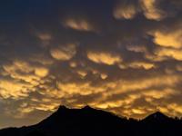 Wolkenballen am Abendhimmel über den Bergen